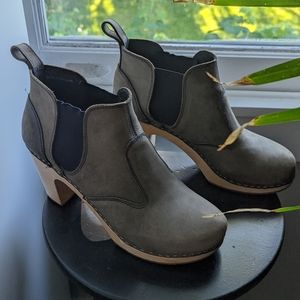 Swedish Hasbeens western style nubuck clog booties in size 40 blue grey.